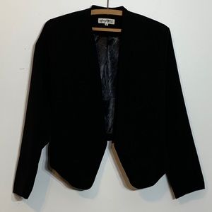 EUC Adorable black mandarin collar cropped blazer‎